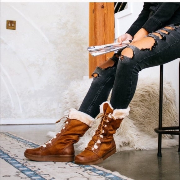 CAMEL SO WARM fur lined BOOTS- Shoe - Picture 3 of 4